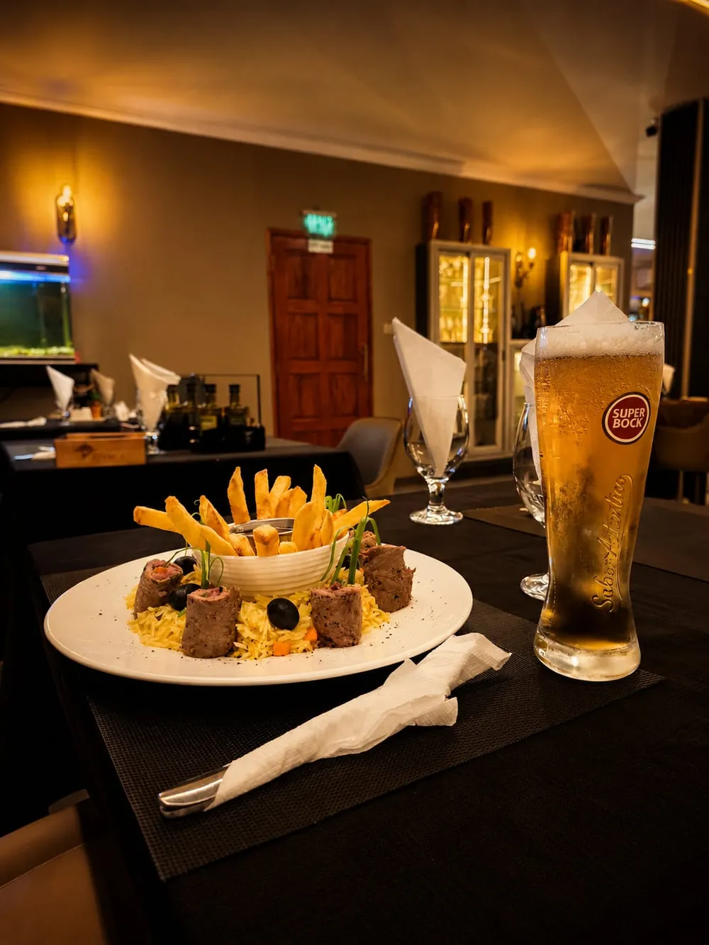 Prato da casa servido com cerveja