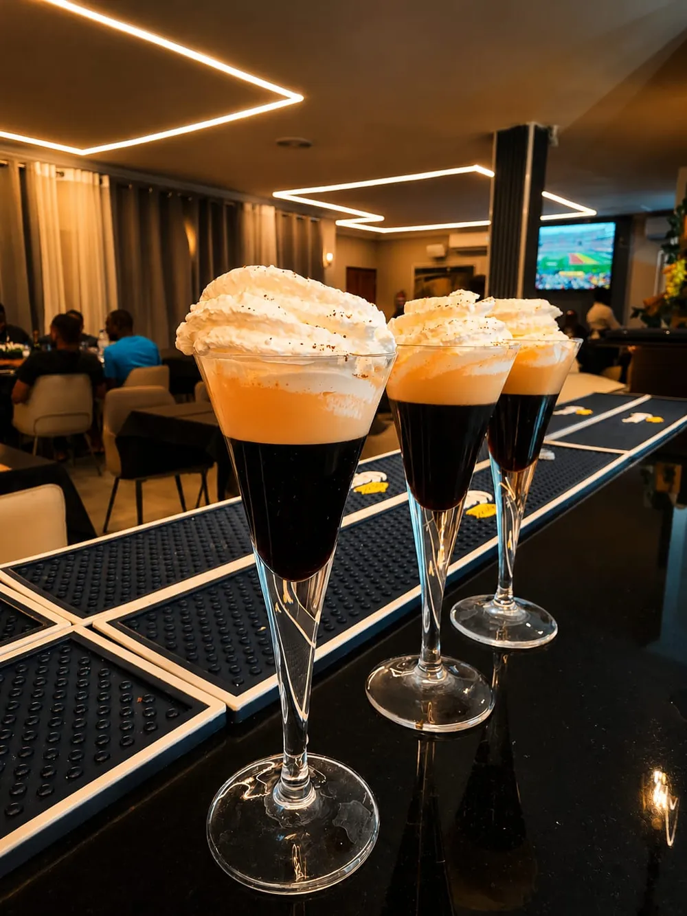 Sala de jantar e bar do Mário's com bebidas servidas