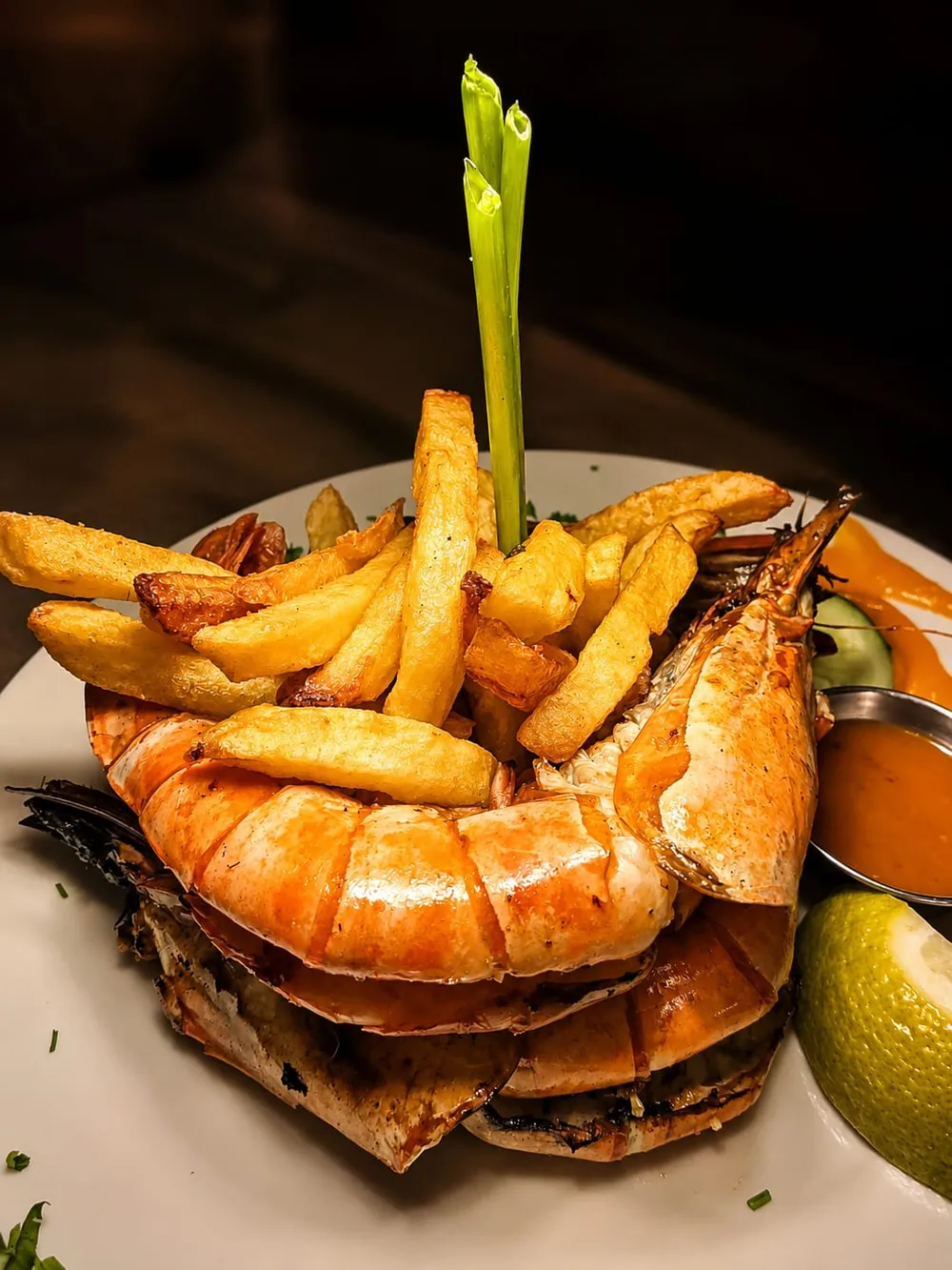 Camarão tigre grelhado com batatas fritas